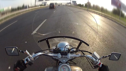 骑摩托车在城市公路上行驶[电三轮]视频
