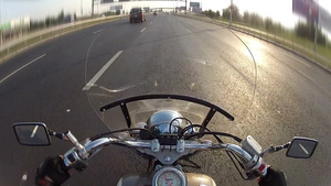 骑摩托车在城市公路上行驶7秒视频