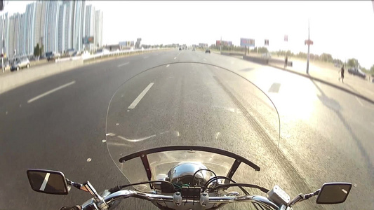 摩托车在城市公路上行驶第一视角视频