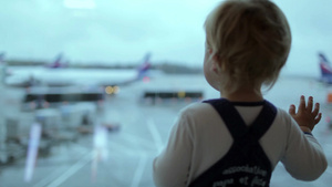 小男孩趴在窗口看机场17秒视频