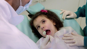 牙医在查看小女孩的牙齿问题20秒视频