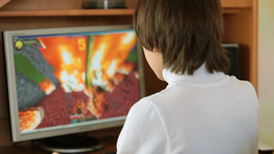 孩子玩桌面电脑游戏7秒视频
