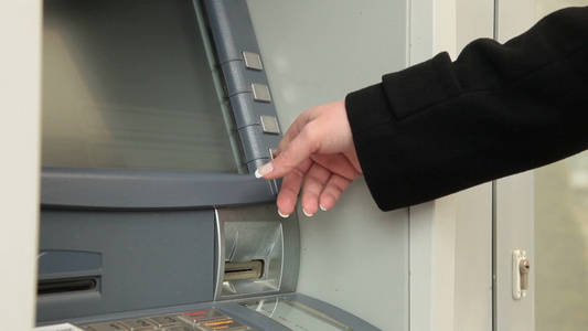 女商人从ATM机上取款视频