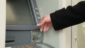 商务人士从ATM机上取款12秒视频