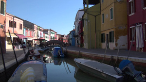 意大利博拉诺的房子和河道停留的船18秒视频