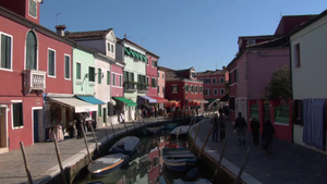 意大利博拉诺的房子和河道停留的船18秒视频