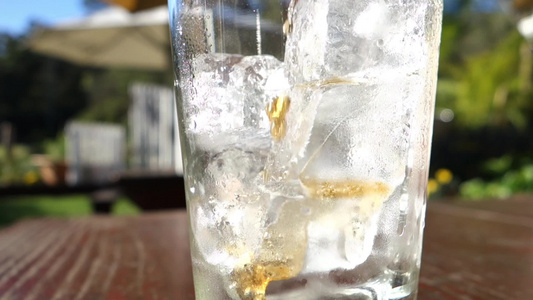 可乐倒进装满冰块的杯子里视频