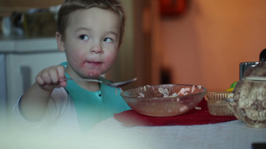 两岁的男孩正在吃盘子里的鱼汤视频