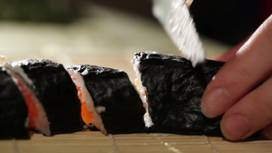 切寿司卷。视频