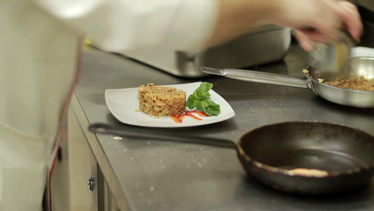 厨师摆盘子装食物视频