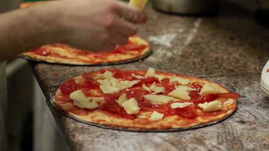 厨师手工制作意大利披萨视频