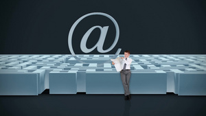 商务人士试图在一个有邮件标志的迷宫里找到他的路28秒视频