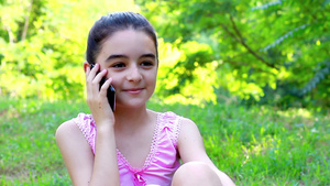 美丽微笑的十几岁女孩在手机上交谈27秒视频