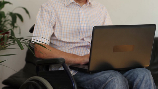 打开笔记本工作的残疾人视频