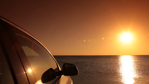 夏天日落时在海滩上的车14秒视频