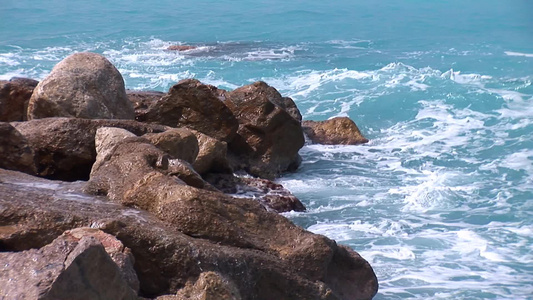 冲浪拍打岩石的海岸视频