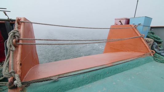 亚佐夫海商业渔船的后甲板视频