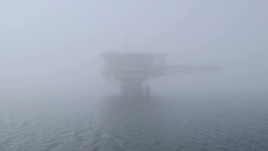 朦雾中的海上作业平台视频