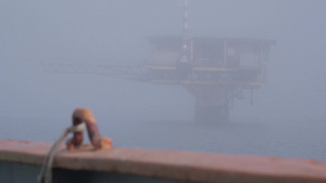 雾海中的自动化天然气生产海上平台12秒视频