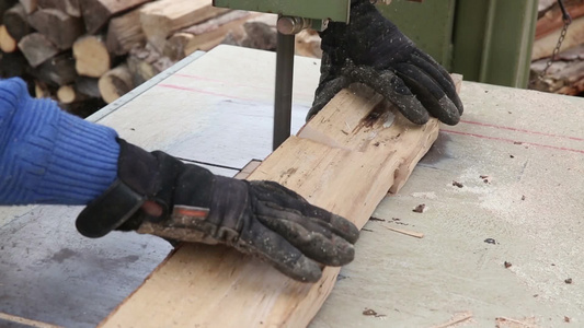 工人锯木头视频