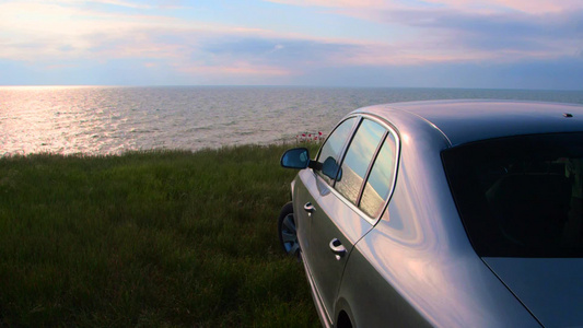 汽车停在日落的海边视频