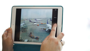 女性使用平板电脑拍摄机场特写10秒视频