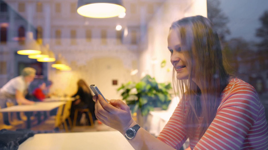 在咖啡馆使用手机发消息的女人视频