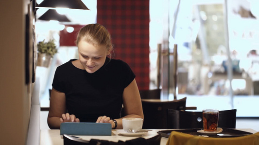在咖啡馆使用电脑的女人视频