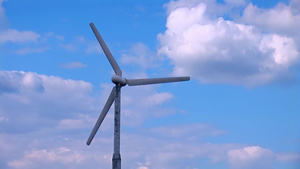 风力涡轮机在背景多云的天空上连续旋转10秒视频
