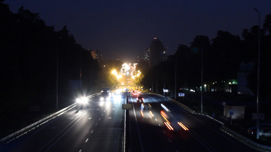 夜间高速公路上交通拥挤视频