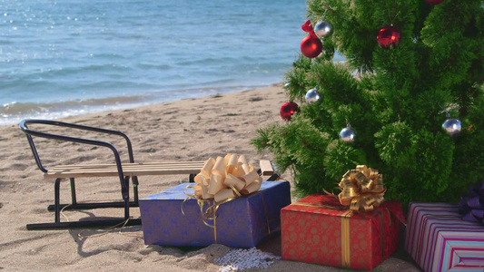 圣诞海滩假日装饰树与礼品盒视频