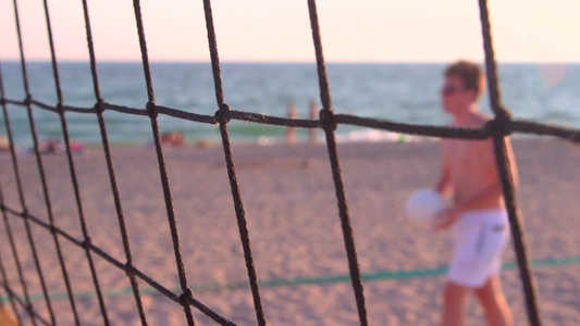 玩沙滩排球的男人视频