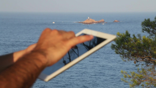 海边玩平板电脑的人视频