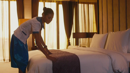 东南亚酒店服务员打扫酒店房间视频