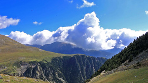 西班牙比利牛斯美丽的山峰延时19秒视频