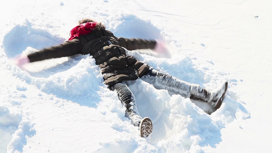 小女孩在雪地玩耍视频