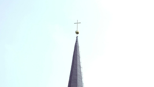 天主教堂倾斜镜头，附近有高锥屋顶和大树。 爱沙尼亚，欧洲视频