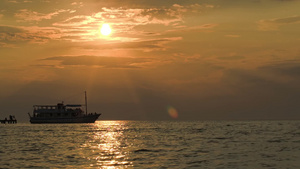 日落时从码头出发的旅游船25秒视频