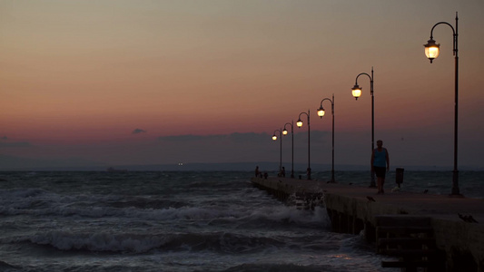 黄昏下在海岸边散步的人视频