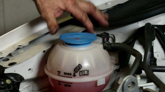 修理工安装瓶塞冷却剂视频
