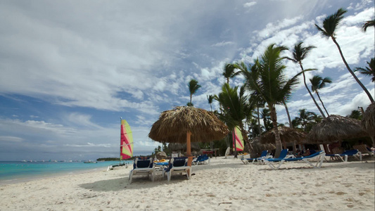 海滩与躺椅和稻草太阳伞在热带视频