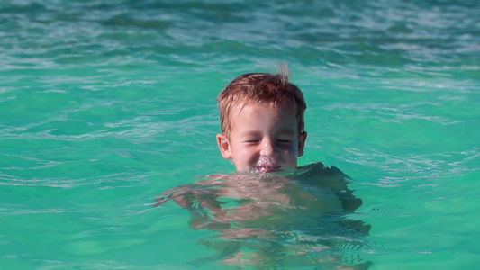 小男孩在海里游泳视频