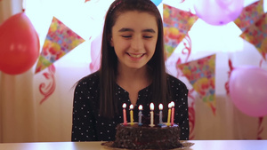 快乐得女孩吹灭生日蛋糕上的蜡烛16秒视频