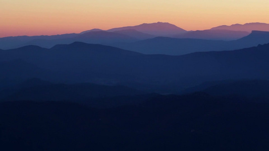 西班牙山峰与日落的光视频