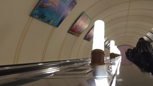 莫斯科地铁站的地下自动扶梯视频