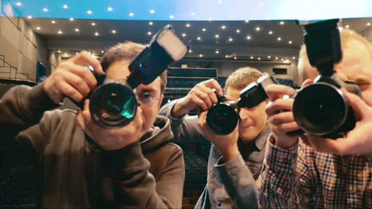 疯狂拍摄的三个摄影师[选景]视频