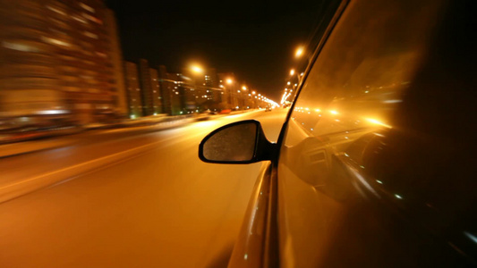 侧视图汽车在夜间行驶视频