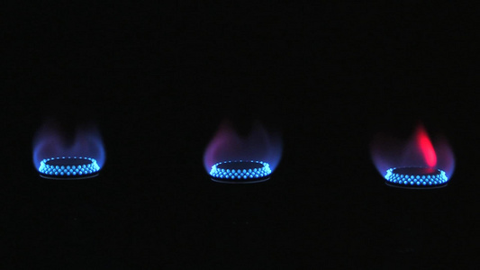 3个燃烧的蓝色火焰光环视频