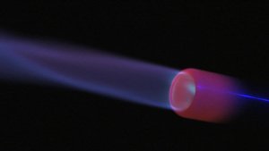 红色圆管里喷出燃烧着的蓝色火焰11秒视频