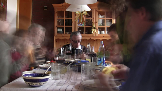 老人坐在餐桌缓慢进食延时视频